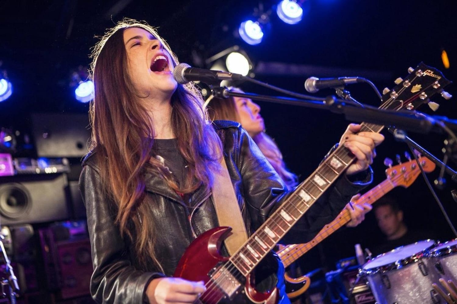 Haim Haim Bassist Says She Almost Died Onstage At Glastonbury Haim Started 2019 With A 1122