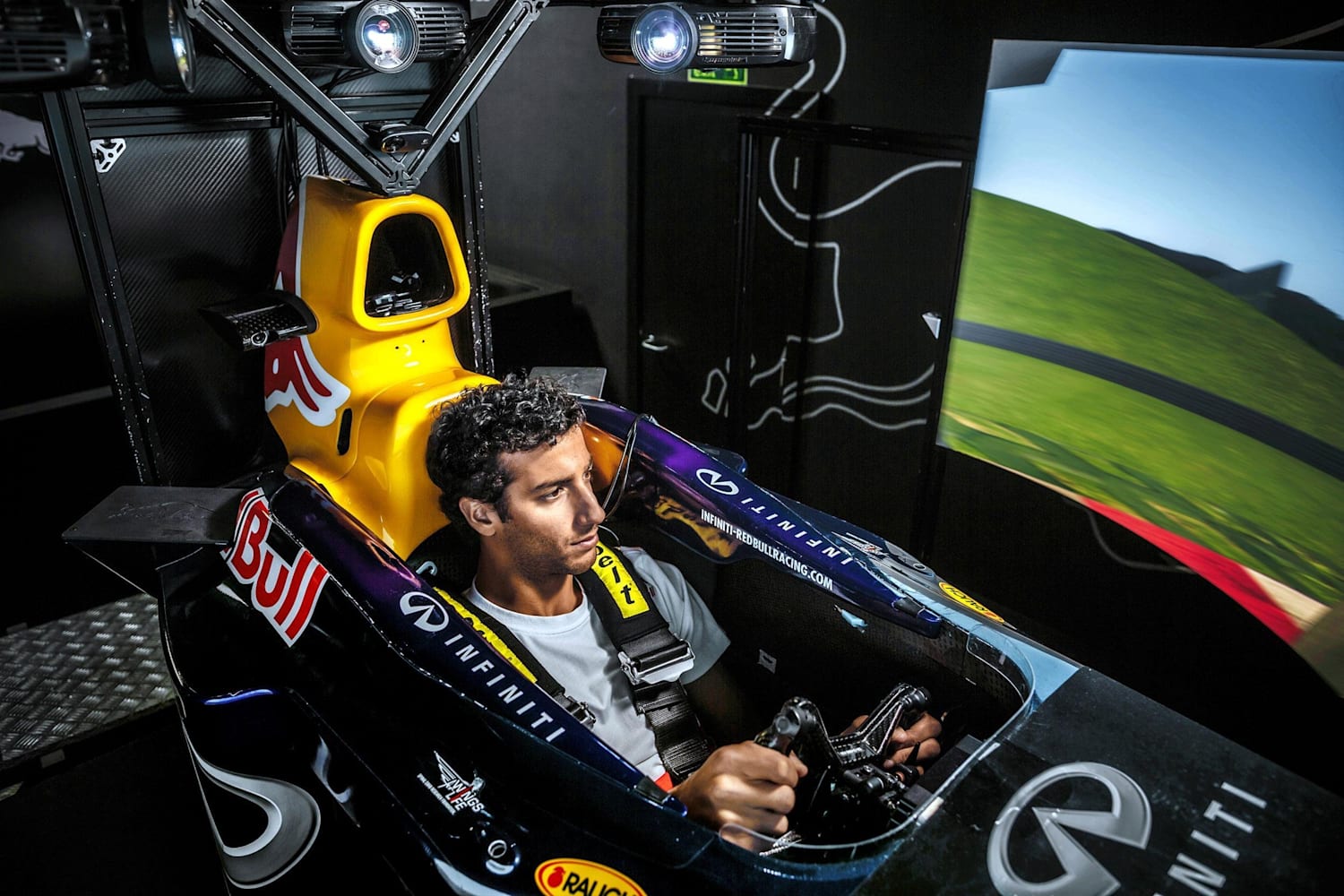 Formel 1 Simulator: Eine Runde mit Daniel Ricciardo