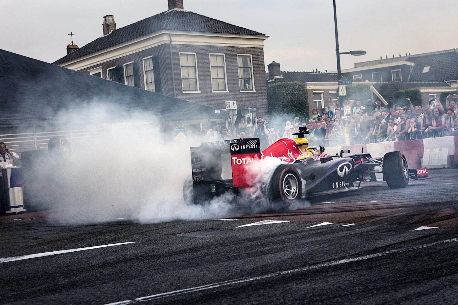 JeanÉric Vergne geeft GAMMA Racing day City Demo