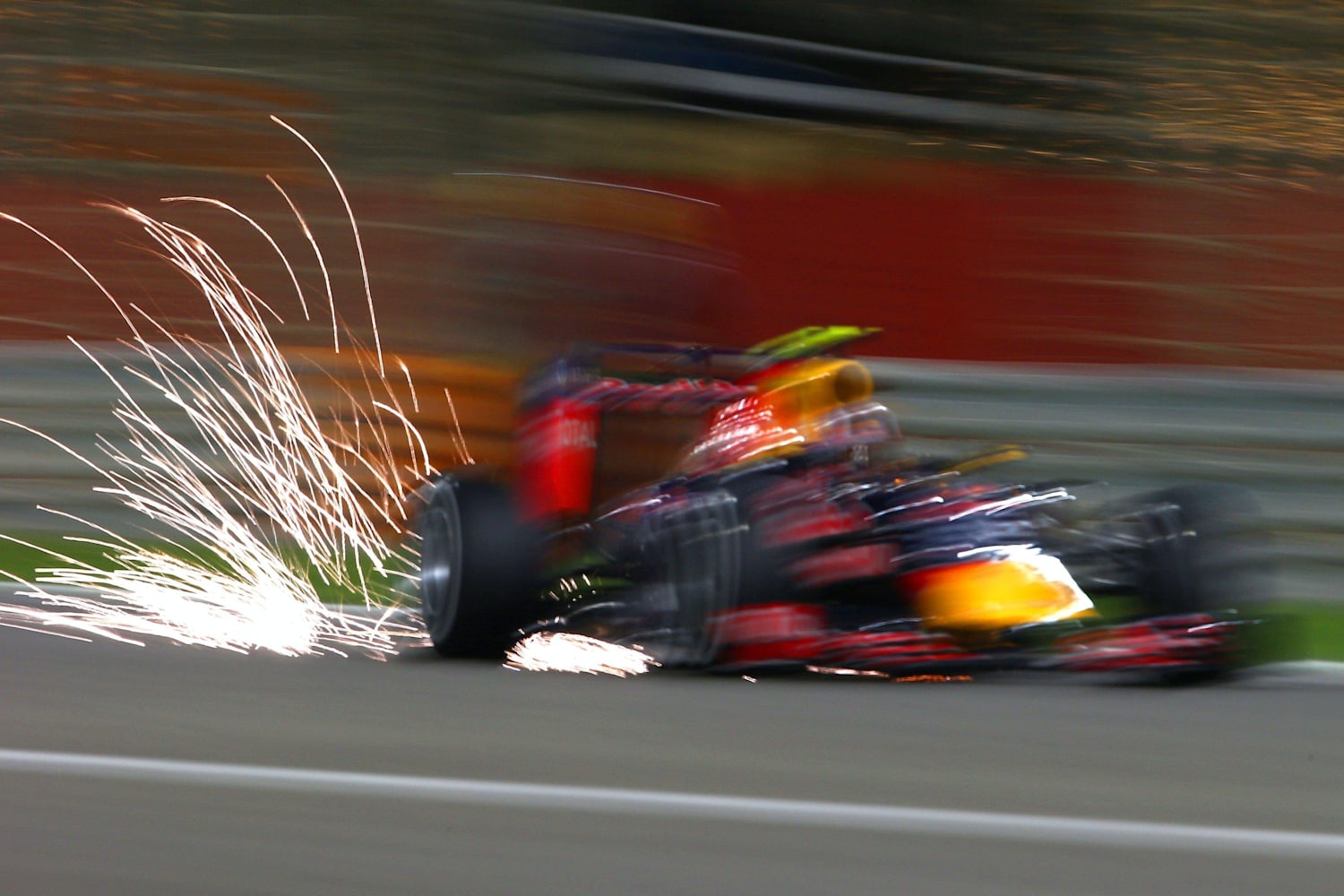 照片集 F1賽道火花四射 絢麗亮眼