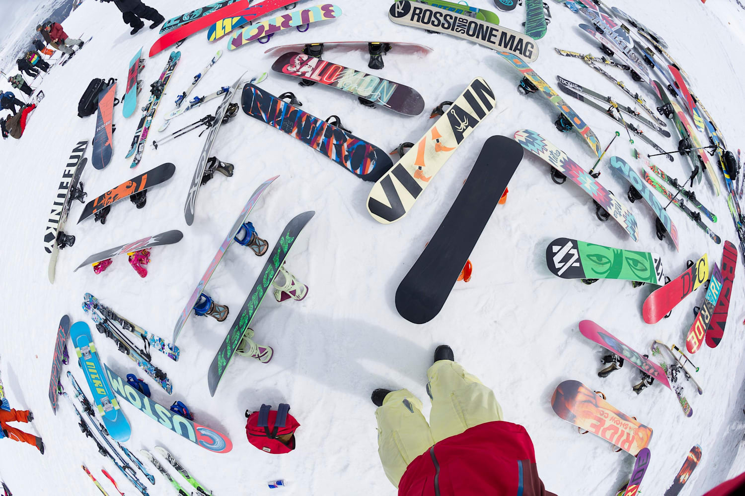Kreationen aus alten Snowboards und Skis