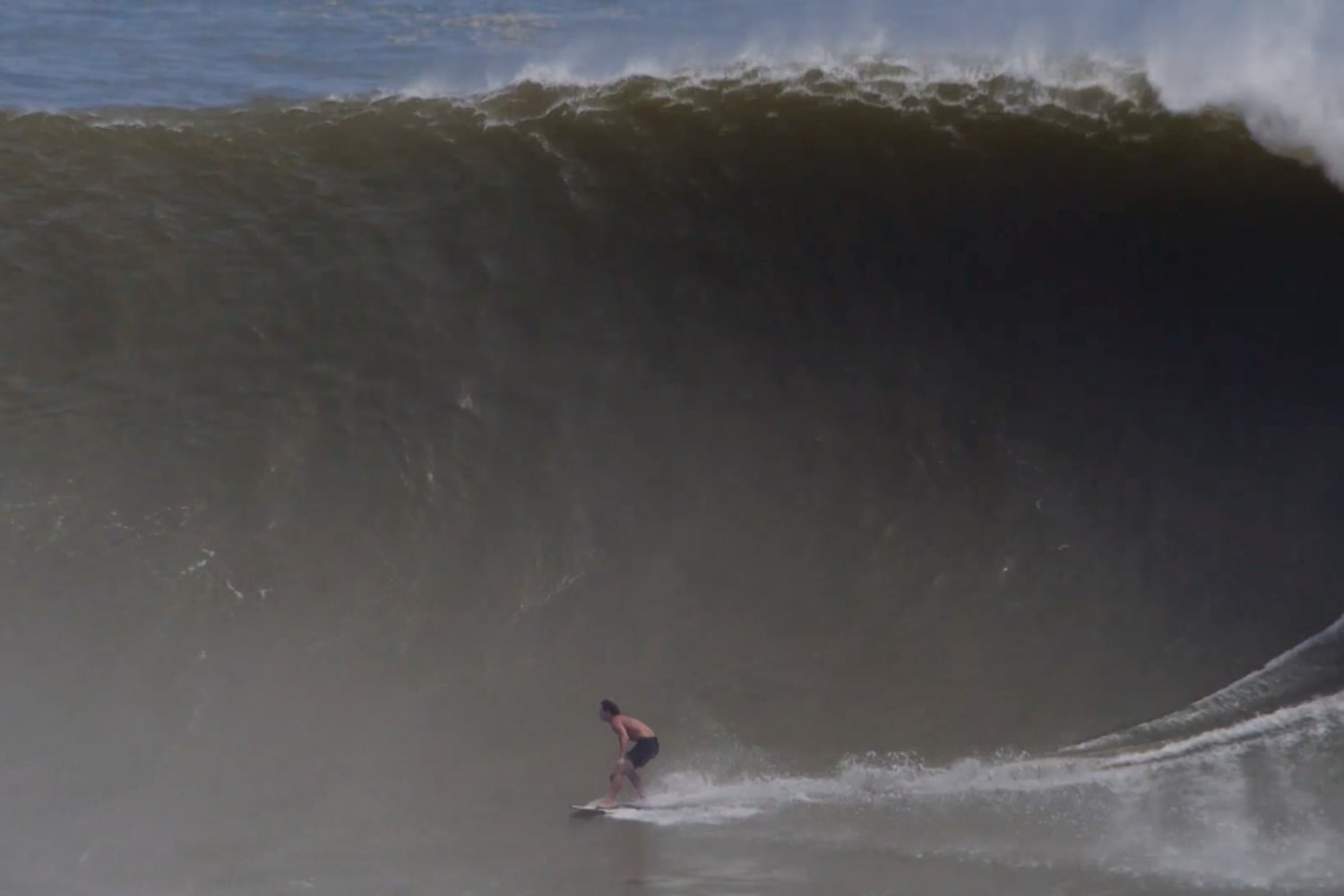 Surf Brad Domke en skimboard sur des vagues énormes