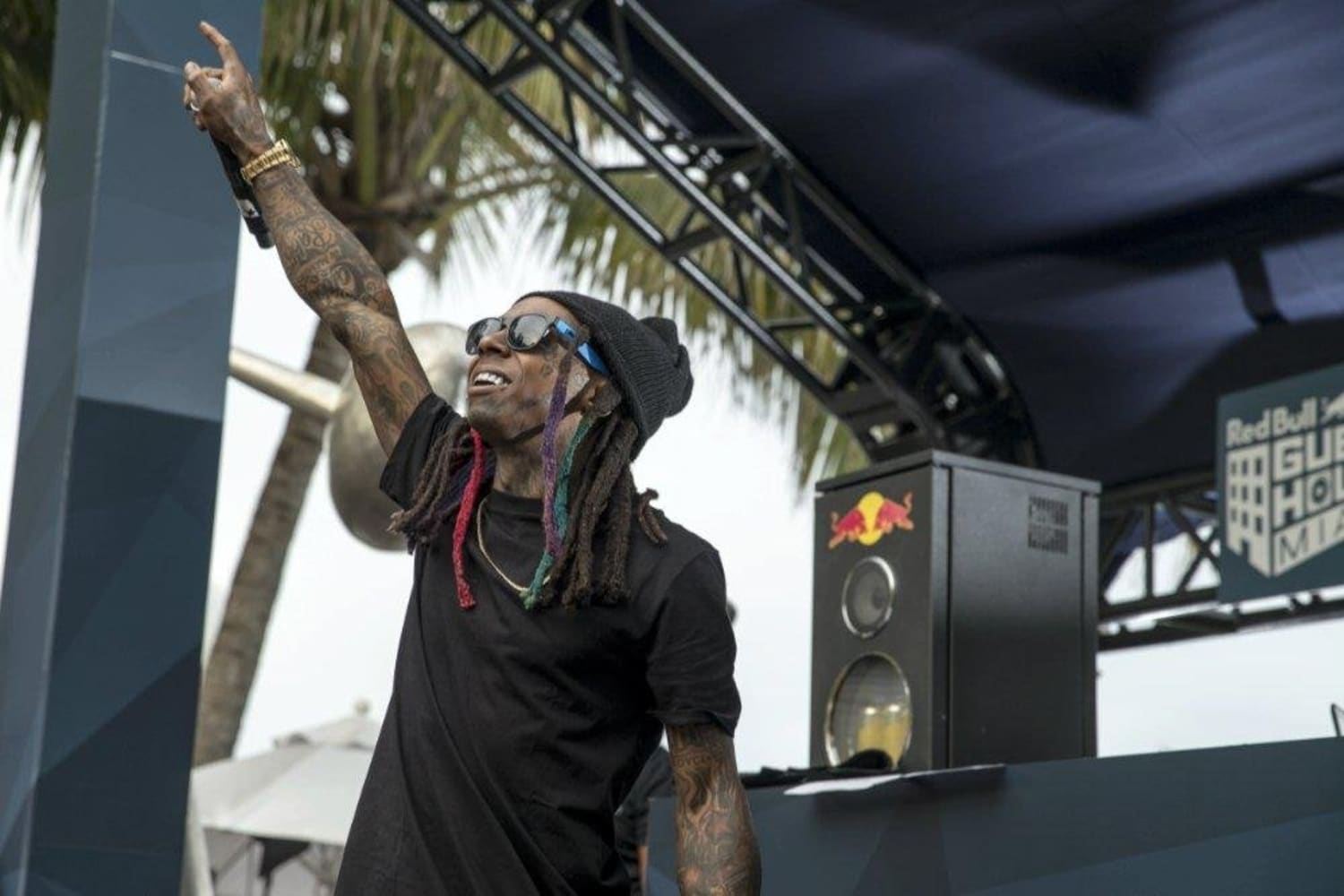 Lil Wayne está sentado a la derecha del padre