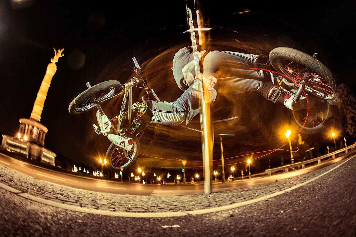 Tim Knoll zeigt krasse BMXStunts in Berlin Red Bull