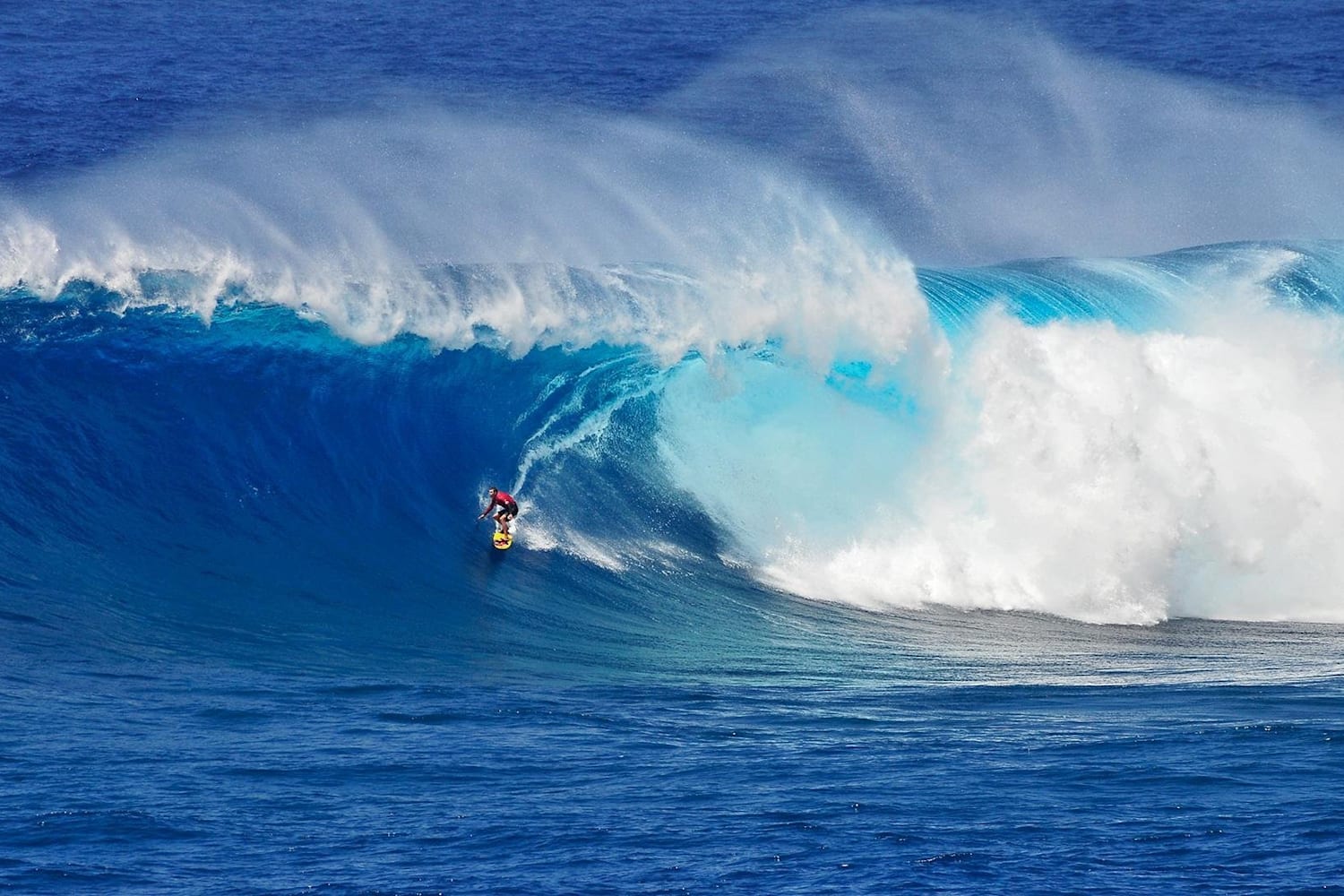 Watch the last surf session of the year at Jaws +video+