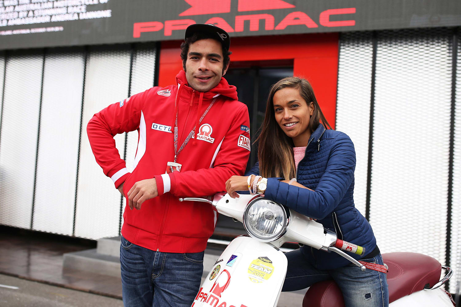 Motogp Moderatorin . MotoGP backstage: Mit Andrea Schlager im Paddock