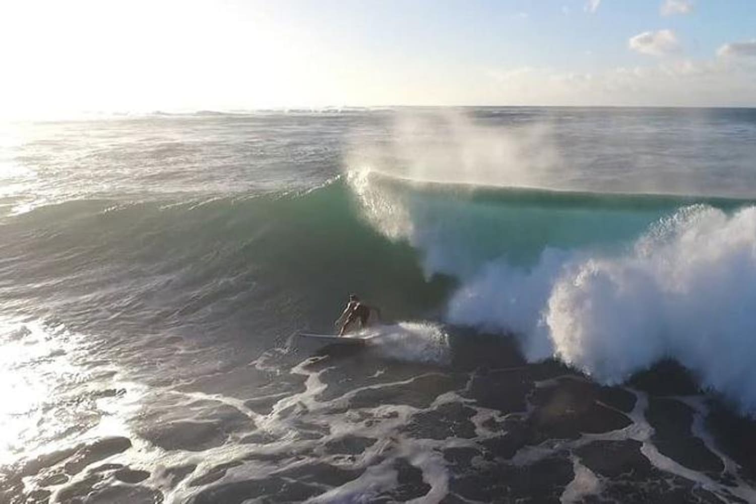 Surfing en Haleiwa a vista de drone
