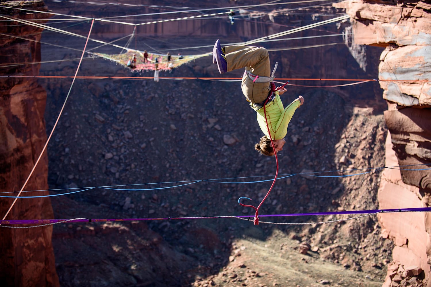 Fruit Bowl slackline e BASE jump nel deserto di Moab