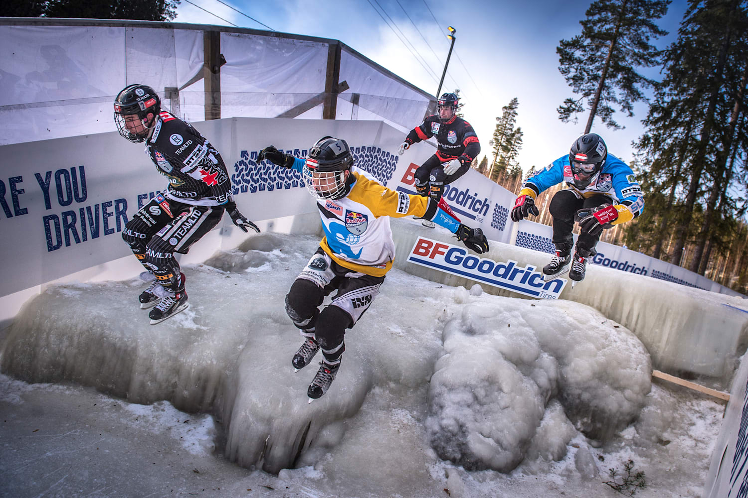 Кросс даунхилл. Айс кросс даунхилл. Red bull Ice Cross. Скоростной спуск на коньках. Финляндия экстремальный спорт.