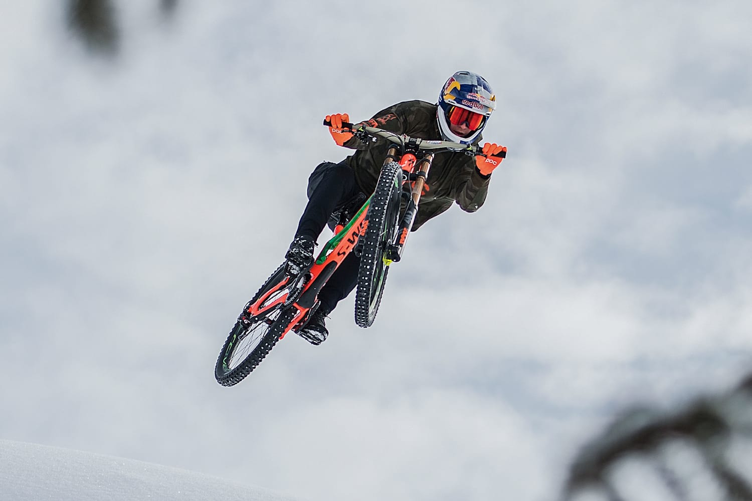 Fabio Wibmer desce em uma pista cheia de neve