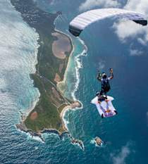 飛行機の機内に 着地 したウイングスーツパイロット