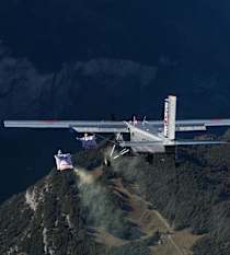 Soul Flyers 飛行中の機内に 着地 したウイングスーツパイロットコンビ レッドブル