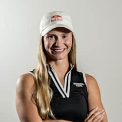 Ellie Smart cliff dives from Minots Lighthouse – video