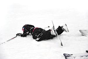 このような無様な倒れ方はスキーならでは