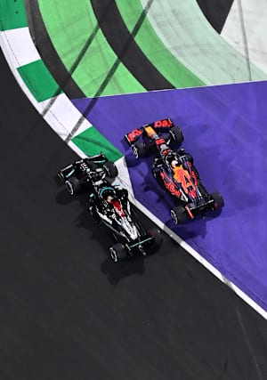 Max Verstappen walczy na torze z bolidem Mercedesa