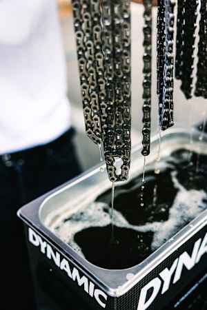 The chains are completely immersed in hot wax.