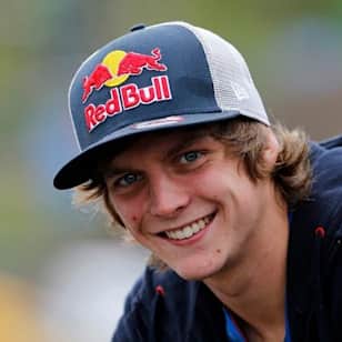 Jonny Walker setzt sich für ein Portrait bei den FIM-Motocross-World-Championships 2012 in Szene