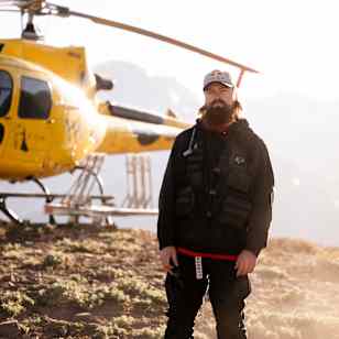 Brage Vestavik poserer på en av de chilenske toppene under Red Bulls produksjon av sykkelfilmen ANYTIME. 
