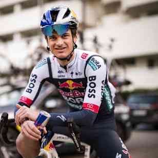 Anton Palzer trinkt ein Red Bull im Trainingslager auf Mallorca.