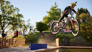 Roger Vieira springt am 5. September 2026 beim Training bei Red Bull Stuttgart Cerro Abajo in Stuttgart im Weißenburger Park über einen Teich.