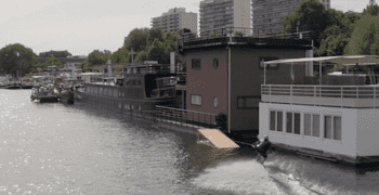 Dominik Hernler se balade en wakeboard sur la Seine à Paris.