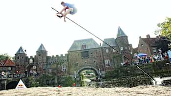 Deelnemer tijdens de fierste ljepper 2011 in Amersfoort zet zich schrap voor de landing