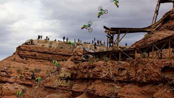Der Mountain-Biker Cam Zink liefert bei der Red Bull Rampage 2013 vom Oakley Icon Sender einen Backflip ab