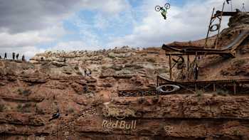 Cam Zink hace un backflip desde el Oakley Icon Sender.