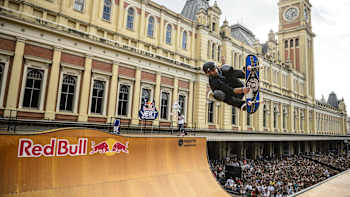 Público acompanha manobra de Bastos