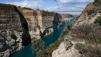 En 2014, Péter Besenyei traverse le canal de Corinthe en avion.