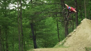 Brandon Semenuk en VTT sur le spot de dirt du bike park d'Highand.