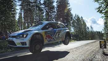 Jari-Matti Latvala spicca il volo sulla sua Volkswagen Polo R al WRC Rally Finlandia 2014
