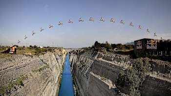Ο Robbie Maddison κάνει άλμα στον Ισθμό της Κορίνου, 95 μέτρα πάνω σπ' το νερό, με ταχύτητα 125χλμ/ώ