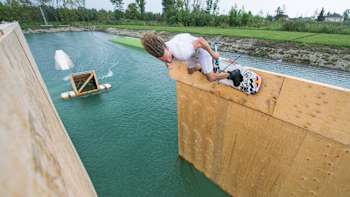 Derome's frontside wall ride to backside wall ride