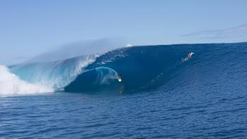 Jerome Sahyoun beim Tow-In-Surfen 2015 in Tahiti