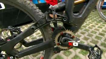 Le vélo avec la chaîne cassée d'Aaron Gwin à la Coupe du Monde de VTT descente de Leogang en 2015.