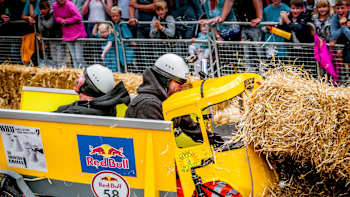 Un incidente spettacolare durante la Red Bull Soapbox Race di Londra
