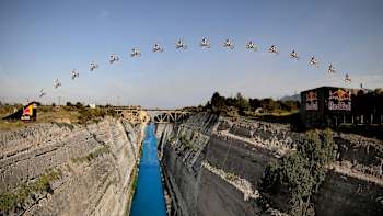 Robbie Maddison saute en motocross freestyle au-dessus d'un canyon.