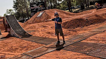 Ronnie Renner erklärt den Track in Pretoria