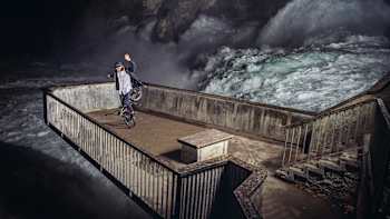 Viki Gomez aux chutes du Rhin à Schaffhausen