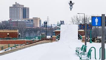 Levi Lavallee backflip moto de nieve en St. Paul