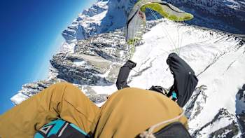 Tim Alonghi hace parapente sobre el Mt Blanc, Francia.