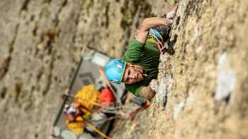Felipe Camargo escala de primero en Pedra Riscada, Brasil.