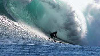 El surfista Frank Solomon en una ola gigantesca en Sudáfrica.