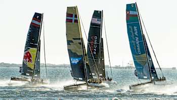 4 teams battle it out at Lisbon's Extreme Sailing