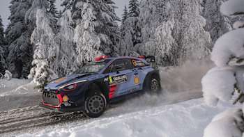 Dani Sordo parcourt les pistes enneigées de Vargasen, spéciale emblématique du Rallye de Suède.