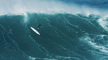 El surfista Tom Lowe sufre una caída en Nazaré.