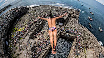 El colombiano Orlando Duque salta desde una plataforma de 28 metros durante la tercera cita de la Red Bull Cliff Diving World Series en Inishmore en 2014.