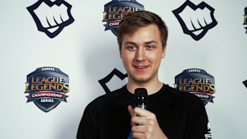 ¿Será Faker la cita con la que todos sueñan? Phaxi de ROCCAT nos cuenta con quién le gustaría hacer algo más que estrechar las manos.