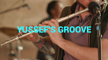 Una imagen Tenderlonious, el músico británico de jazz, durante una actuación en directo en la que interpreta el tema Yussef's Groove.